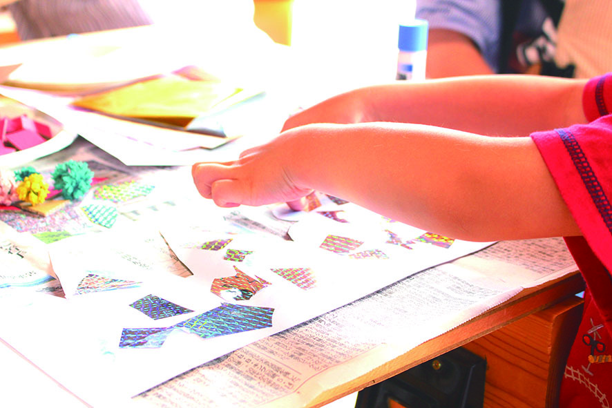 爆発芸術舎（ばくげい）の子どものアート作品の制作風景